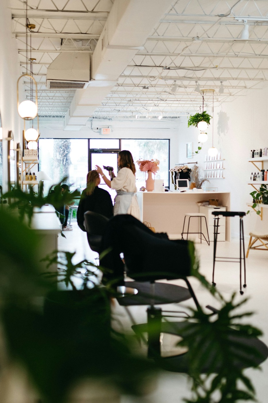 La salle du salon Camélia, lumineuse et végétale